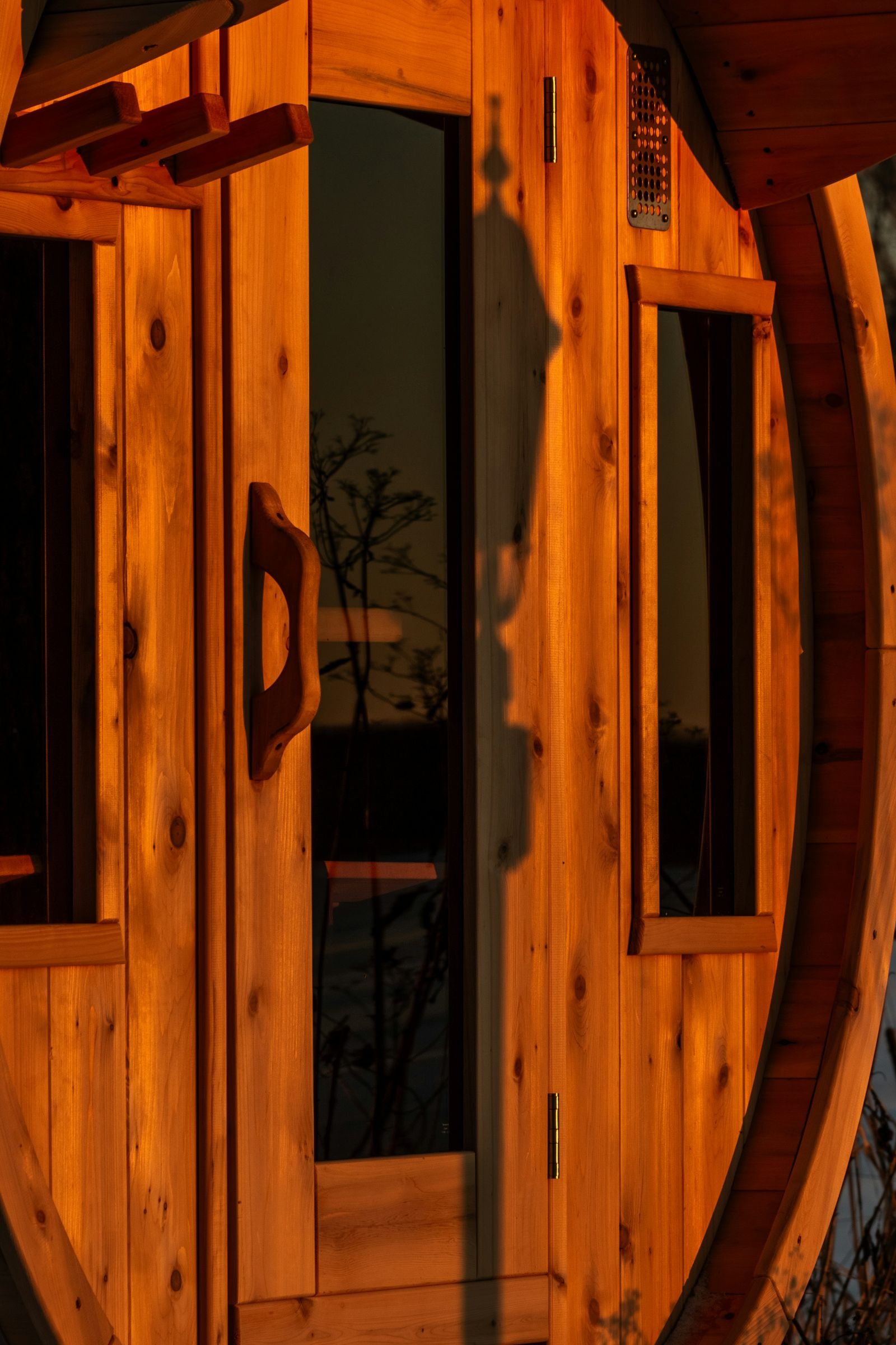Clear-grain cedar barrel sauna door