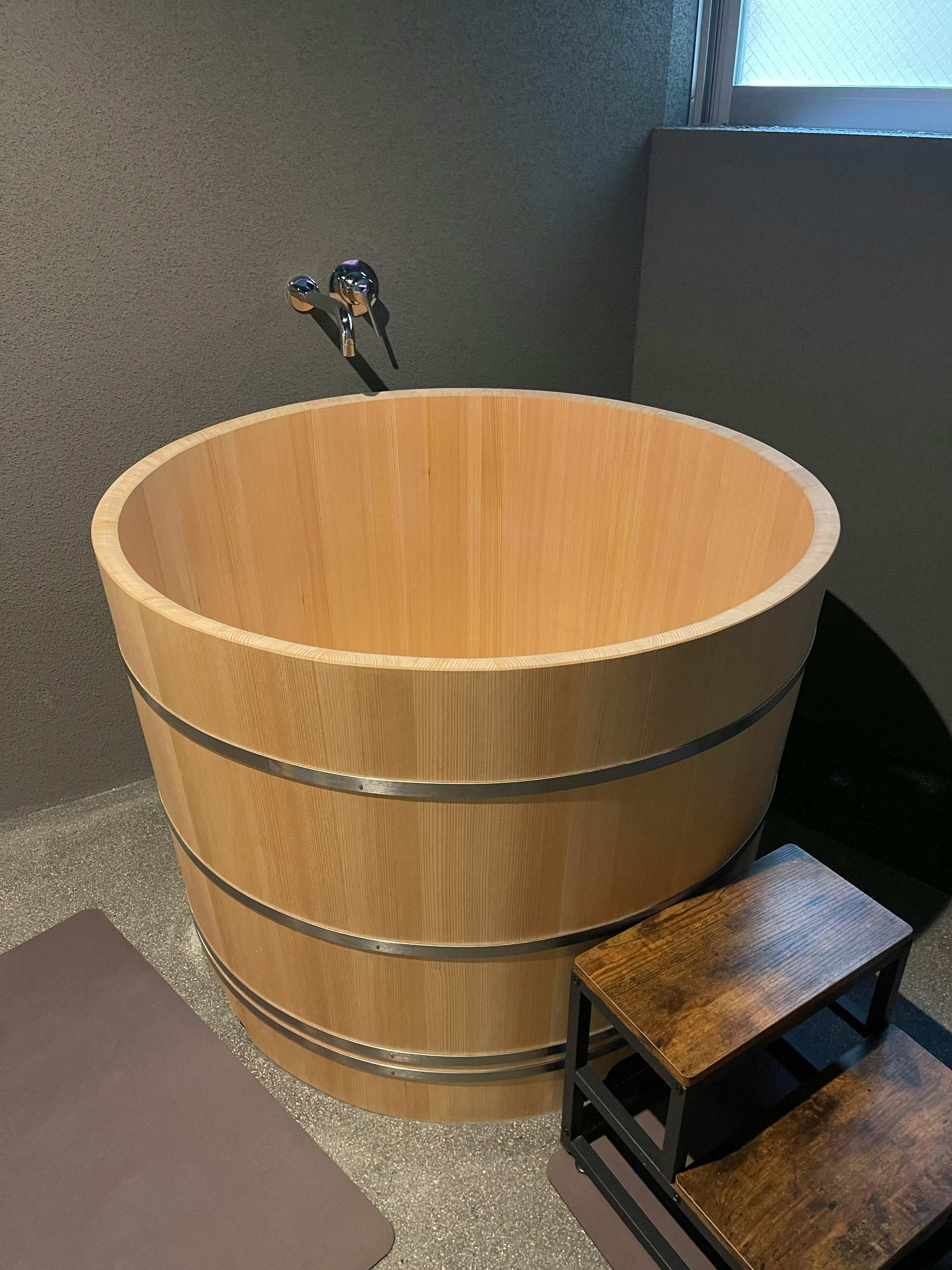 Cold plunge installed beside a Marin sauna